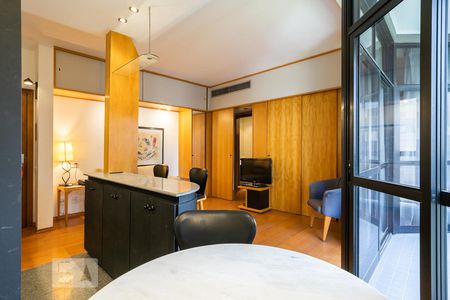 Sala de kitnet/studio para alugar com 1 quarto, 46m² em Jardim Europa, São Paulo