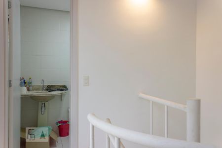 Escada segundo andar de apartamento para alugar com 2 quartos, 115m² em Jardim Parque Morumbi, São Paulo