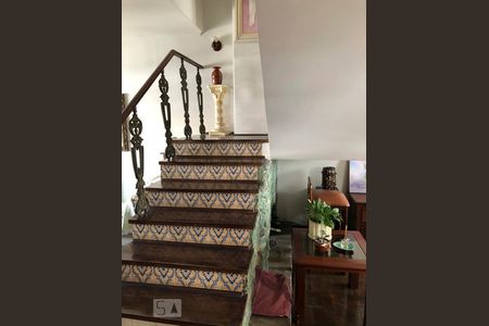 Casa à venda com 295m², 4 quartos e 3 vagas Casa à venda com 295m², 4 quartos e 3 vagasEscada