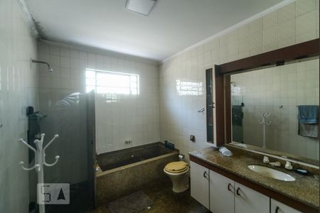 Casa à venda com 530m², 4 quartos e 3 vagasBanheiro da Suíte 1