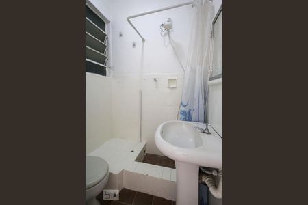 Banheiro de kitnet/studio para alugar com 1 quarto, 30m² em Botafogo, Rio de Janeiro