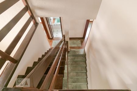 Casa de condomínio à venda com 117m², 5 quartos e 2 vagasEscada