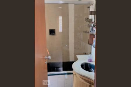 Apartamento à venda com 200m², 3 quartos e 2 vagas Apartamento à venda com 200m², 3 quartos e 2 vagasBanheiro 1