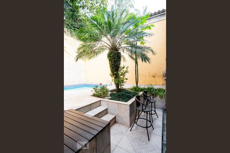 Casa à venda com 332m², 4 quartos e 4 vagasPiscina