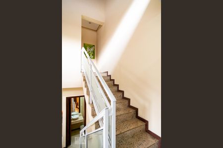 Casa à venda com 332m², 4 quartos e 4 vagasEscadas Suíte Master