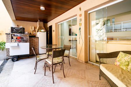 Casa à venda com 332m², 4 quartos e 4 vagasVaranda