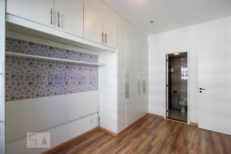 Apartamento à venda com 74m², 2 quartos e 2 vagas Apartamento à venda com 74m², 2 quartos e 2 vagasSuíte