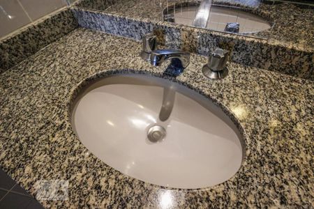 Apartamento à venda com 74m², 2 quartos e 2 vagas Apartamento à venda com 74m², 2 quartos e 2 vagasDetalhe Banheiro Corredor