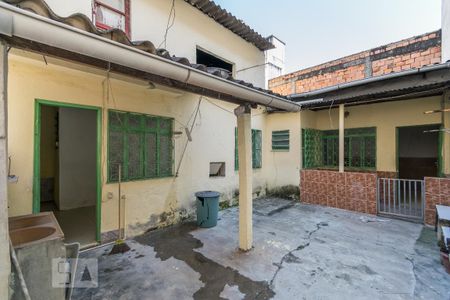 Casa à venda com 70m², 2 quartos e sem vagaQuintal - Vista interna do imóvel