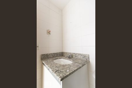 Banheiro de apartamento à venda com 2 quartos, 51m² em Vila Vitório Mazzei, São Paulo