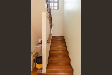 Casa à venda com 250m², 4 quartos e 3 vagas Casa à venda com 250m², 4 quartos e 3 vagasEscadas