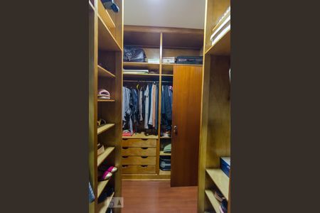 Casa à venda com 250m², 4 quartos e 3 vagas Casa à venda com 250m², 4 quartos e 3 vagasCloset da Suite