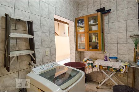 Casa à venda com 250m², 4 quartos e 3 vagas Casa à venda com 250m², 4 quartos e 3 vagasLavanderia