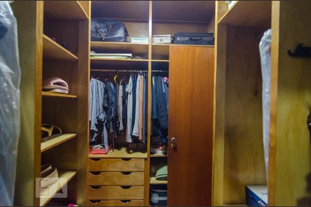 Casa à venda com 250m², 4 quartos e 3 vagas Casa à venda com 250m², 4 quartos e 3 vagasCloset da Suite