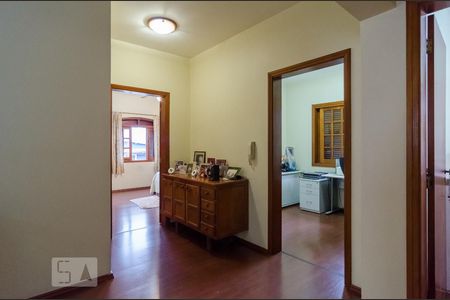 Casa à venda com 250m², 4 quartos e 3 vagas Casa à venda com 250m², 4 quartos e 3 vagasCorredor