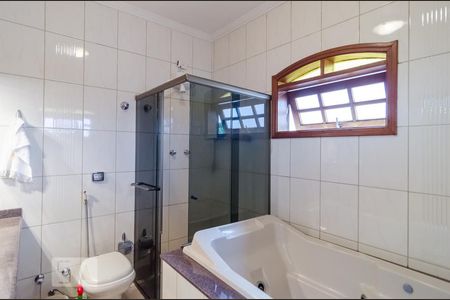 Casa à venda com 250m², 4 quartos e 3 vagas Casa à venda com 250m², 4 quartos e 3 vagasBanheiro da suite