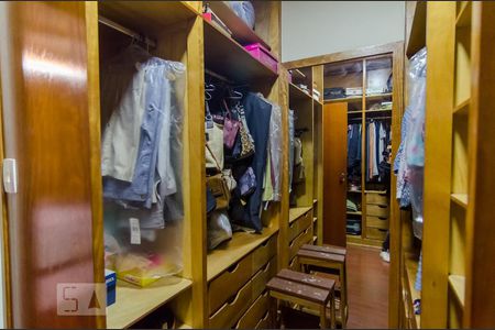 Casa à venda com 250m², 4 quartos e 3 vagas Casa à venda com 250m², 4 quartos e 3 vagasCloset da Suite