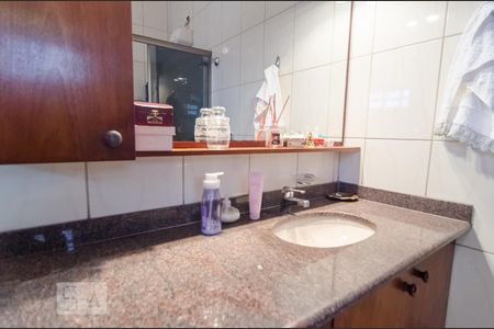 Casa à venda com 250m², 4 quartos e 3 vagas Casa à venda com 250m², 4 quartos e 3 vagasBanheiro da suite