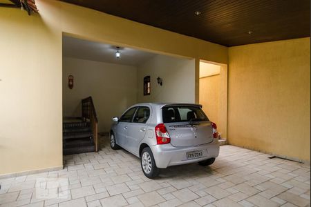 Casa à venda com 250m², 4 quartos e 3 vagas Casa à venda com 250m², 4 quartos e 3 vagasGaragem