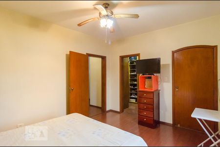 Casa à venda com 250m², 4 quartos e 3 vagas Casa à venda com 250m², 4 quartos e 3 vagasSuite