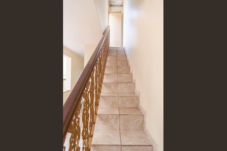 Casa à venda com 250m², 4 quartos e 3 vagas Casa à venda com 250m², 4 quartos e 3 vagasEscada