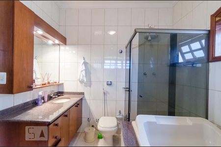 Casa à venda com 250m², 4 quartos e 3 vagas Casa à venda com 250m², 4 quartos e 3 vagasBanheiro da suite