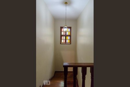 Casa à venda com 250m², 4 quartos e 3 vagas Casa à venda com 250m², 4 quartos e 3 vagasEscadas