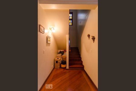 Casa à venda com 250m², 4 quartos e 3 vagas Casa à venda com 250m², 4 quartos e 3 vagasEscadas