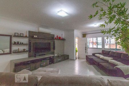 Casa à venda com 200m², 3 quartos e 7 vagas Casa à venda com 200m², 3 quartos e 7 vagasSala