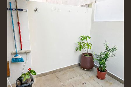 Casa de condomínio à venda com 100m², 2 quartos e sem vagaQuintal