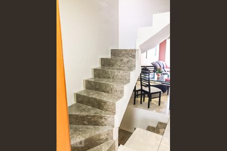 Casa de condomínio à venda com 100m², 2 quartos e sem vagaEscada