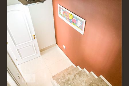 Casa de condomínio à venda com 100m², 2 quartos e sem vagaEscada