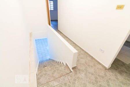 Escada para os quartos de casa de condomínio para alugar com 2 quartos, 45m² em Cocaia, Guarulhos