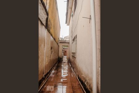 Casa à venda com 300m², 4 quartos e 3 vagasCorredor Lateral - Liga a Garagem aos Fundos da Casa