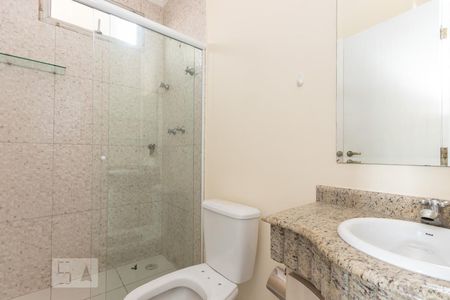 Casa de condomínio à venda com 155m², 3 quartos e 4 vagasBanheiro suíte 