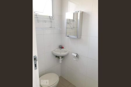 Banheiro de serviço de apartamento à venda com 2 quartos, 64m² em Pinheiros, São Paulo