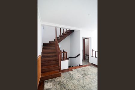 Casa à venda com 216m², 1 quarto e 2 vagasEscada acesso 2° Andar