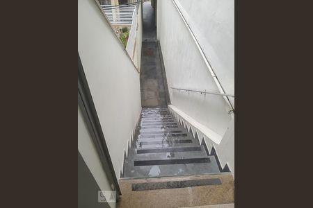 Casa à venda com 198m², 3 quartos e sem vagaEscada de entrada