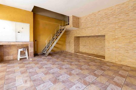 Casa à venda com 125m², 8 quartos e 2 vagas Casa à venda com 125m², 8 quartos e 2 vagasGaragem - Escada de Acesso Imóvel