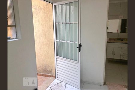 Casa à venda com 150m², 3 quartos e 1 vaga Casa à venda com 150m², 3 quartos e 1 vagaCozinha - porta