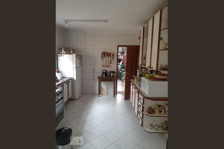 Casa à venda com 192m², 4 quartos e 2 vagas Casa à venda com 192m², 4 quartos e 2 vagasCOzinha