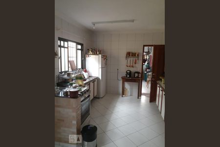 Casa à venda com 192m², 4 quartos e 2 vagas Casa à venda com 192m², 4 quartos e 2 vagasCozinha