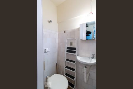 Banheiro de Serviço de apartamento à venda com 3 quartos, 65m² em Laranjeiras, Rio de Janeiro