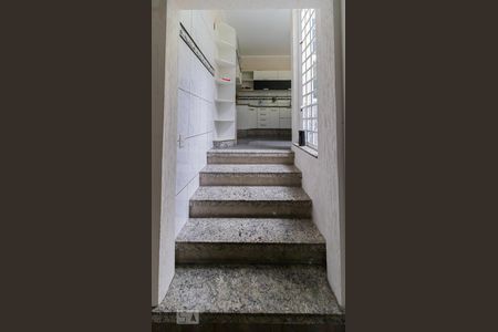 Casa à venda com 280m², 4 quartos e 2 vagasEscada