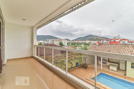Casa à venda com 360m², 5 quartos e 5 vagasVaranda do Hall de Entrada e Quarto 2 - Suíte