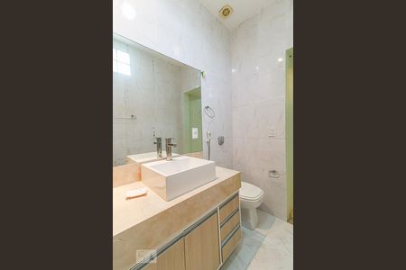 Casa à venda com 360m², 5 quartos e 5 vagasBanheiro da Suíte 2