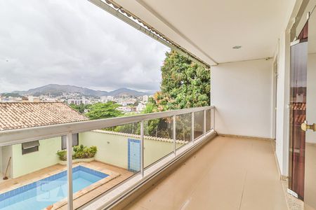 Casa à venda com 360m², 5 quartos e 5 vagasVaranda do Hall de Entrada e Quarto 2 - Suíte