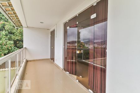 Casa à venda com 360m², 5 quartos e 5 vagasVaranda do Hall de Entrada e Quarto 2 - Suíte