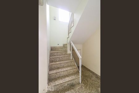 Casa à venda com 360m², 5 quartos e 5 vagasEscada para o Segundo Andar