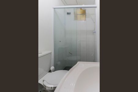 Banheiro de kitnet/studio para alugar com 1 quarto, 18m² em Vila Monumento, São Paulo